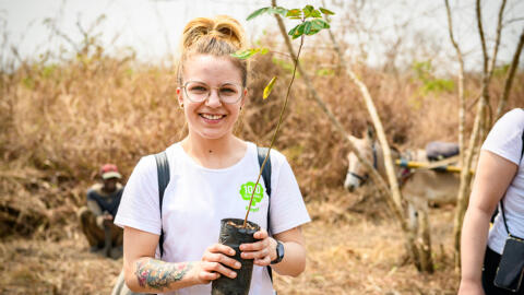 Melanie mit ihrem Bäumchen