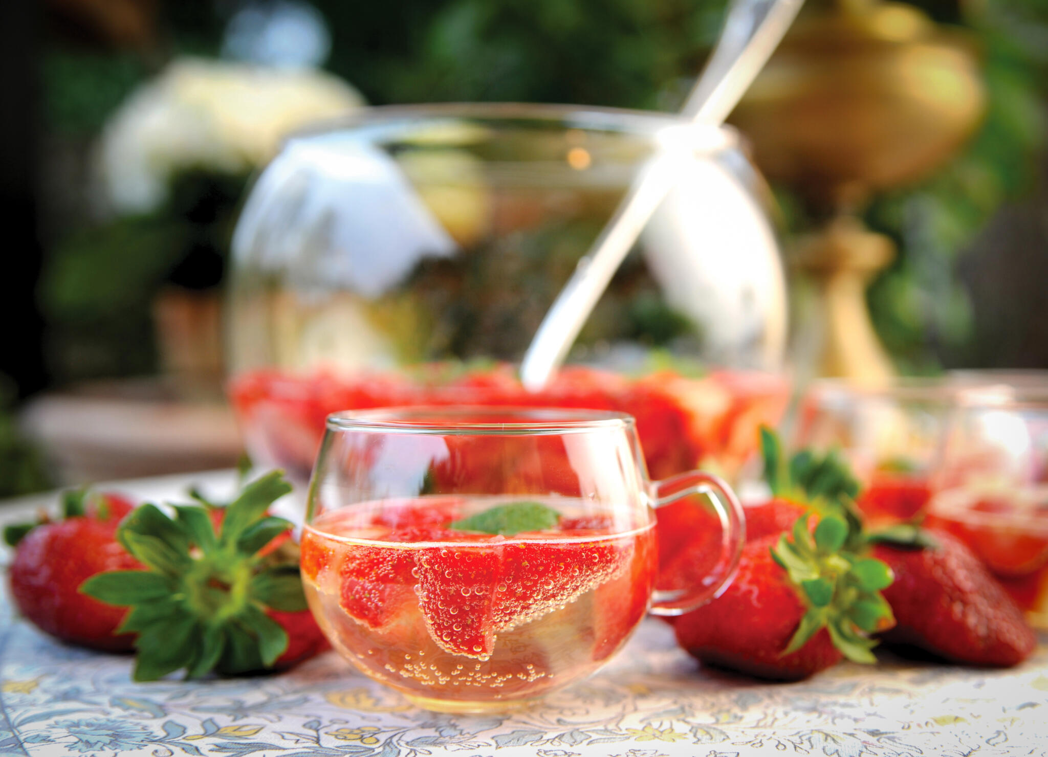 Erdbeerbowle mit Sekt und Weißwein