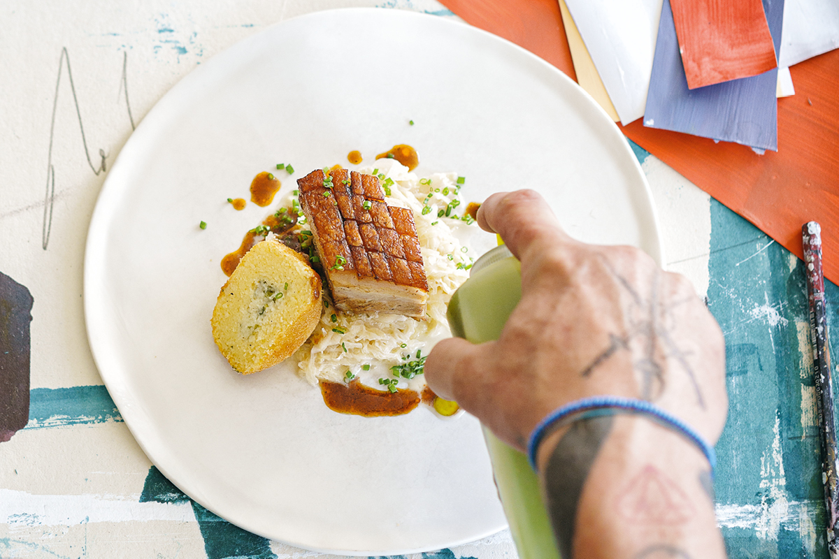 Schweinebauch mit Rahmsauerkraut und gefüllten Grießknödeln - Sutterlüty Schweinebauch mit Rahmsauerkraut und gefüllten Grießknödeln - Sutterlüty