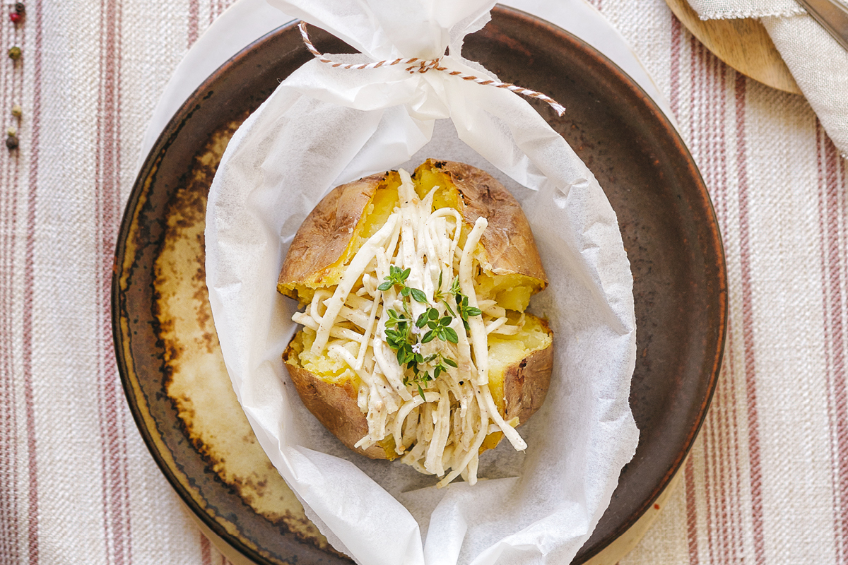 Sellerie-Remoulade auf Ofenkartoffeln - Sutterlüty Sellerie-Remoulade auf Ofenkartoffeln - Sutterlüty