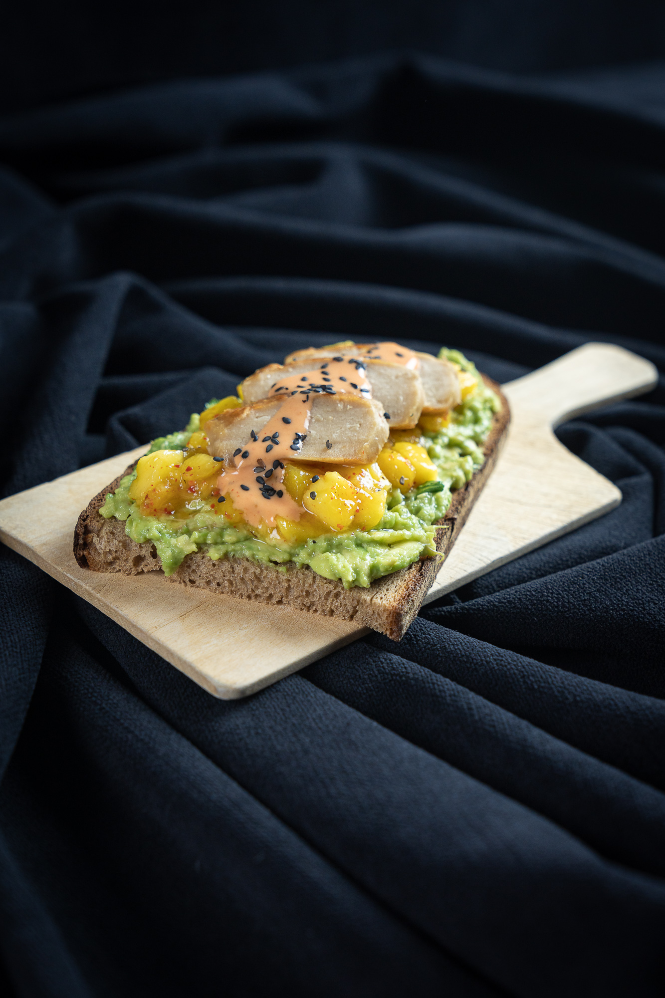 Avocado-Mango-Brot mit veganem Huhn - Sutterlüty Avocado-Mango-Brot mit veganem Huhn - Sutterlüty