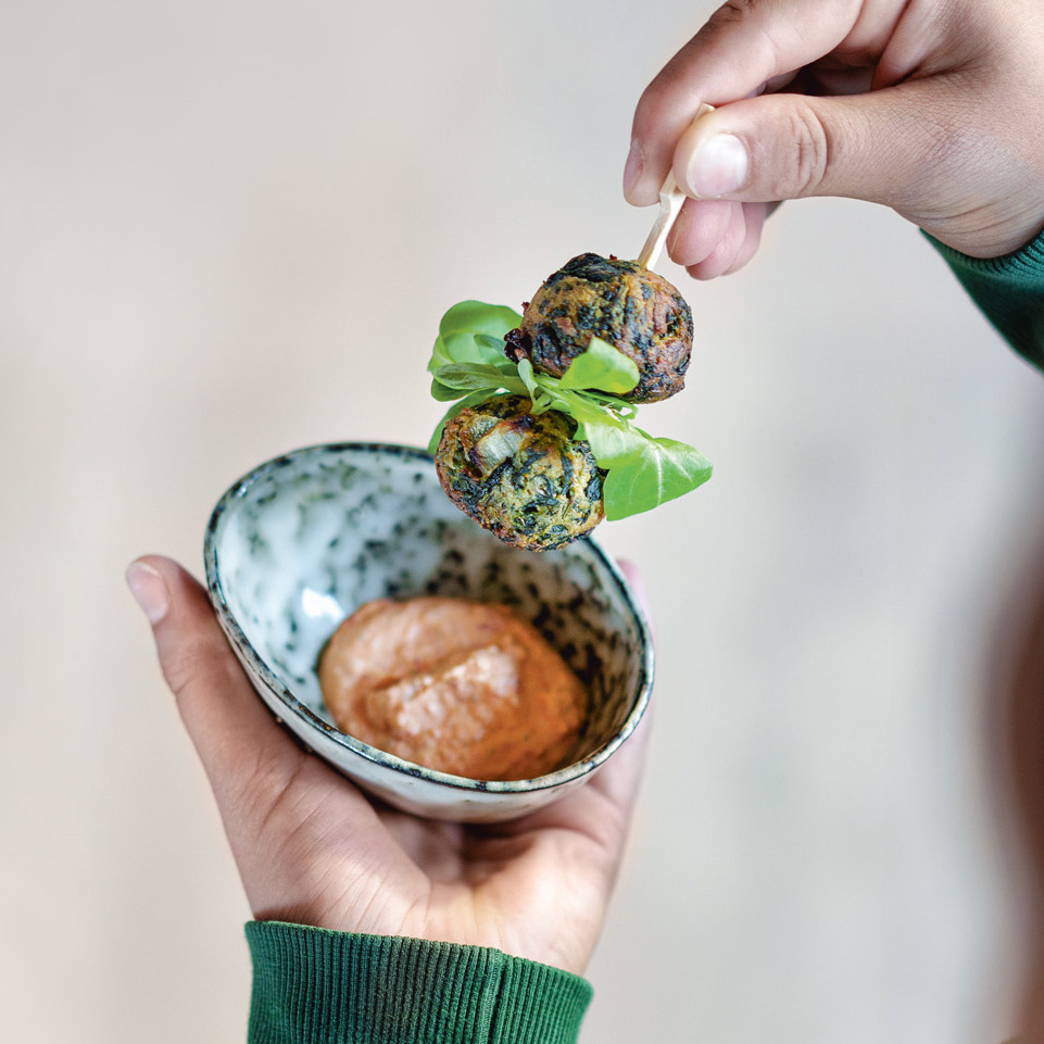 Spinatbällchen mit Ajvar-Dip - Sutterlüty Spinatbällchen mit Ajvar-Dip - Sutterlüty