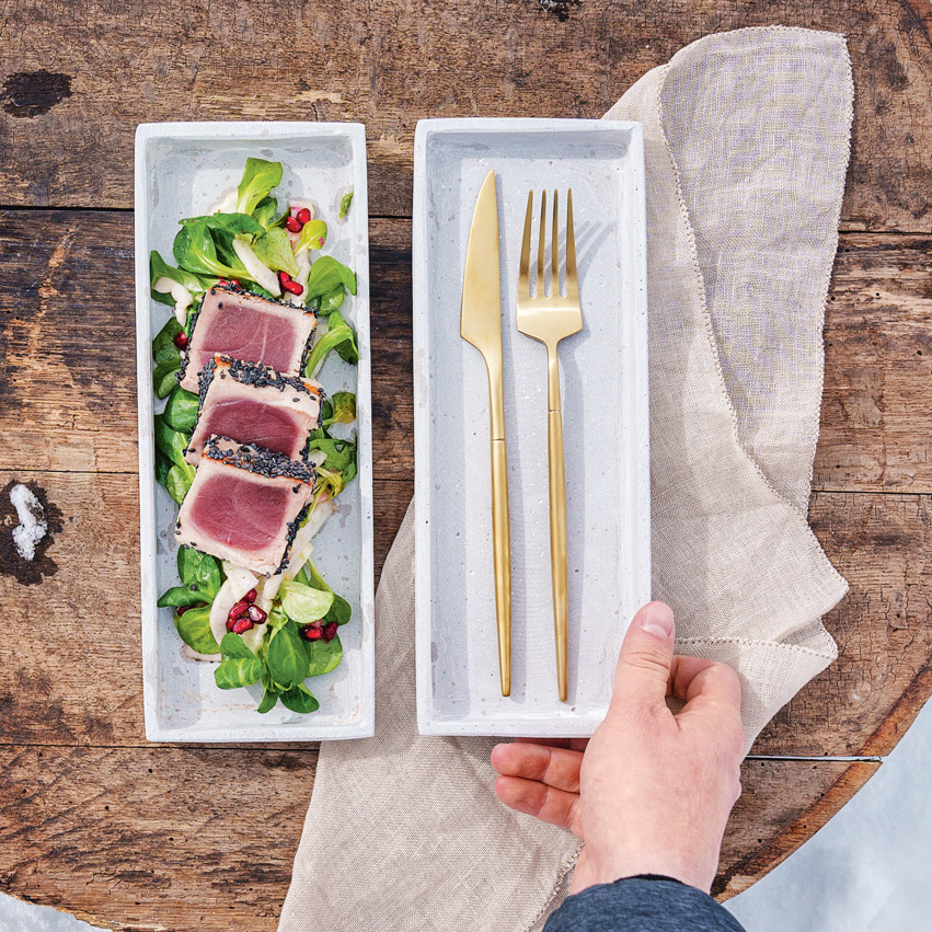 Thunfisch im Sesam-Mantel auf Vogerlsalat - Sutterlüty Thunfisch im Sesam-Mantel auf Vogerlsalat - Sutterlüty