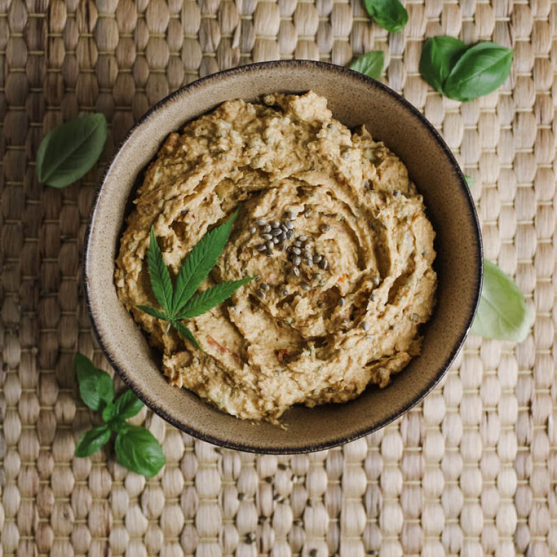 Basilikum-Tomaten Hummus mit Hanf - Sutterlüty