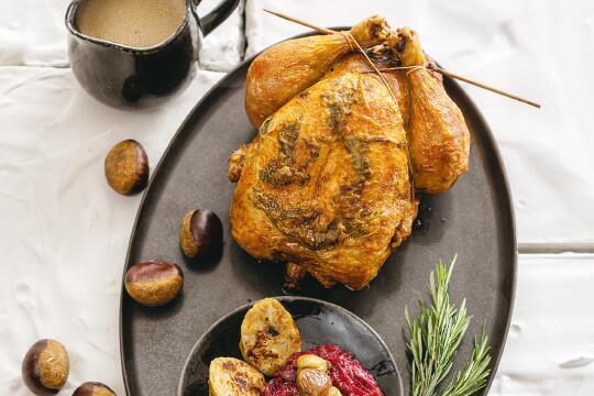 Wälderhennele mit Brot-Kastanien-Füllung - Sutterlüty Wälderhennele mit Brot-Kastanien-Füllung - Sutterlüty
