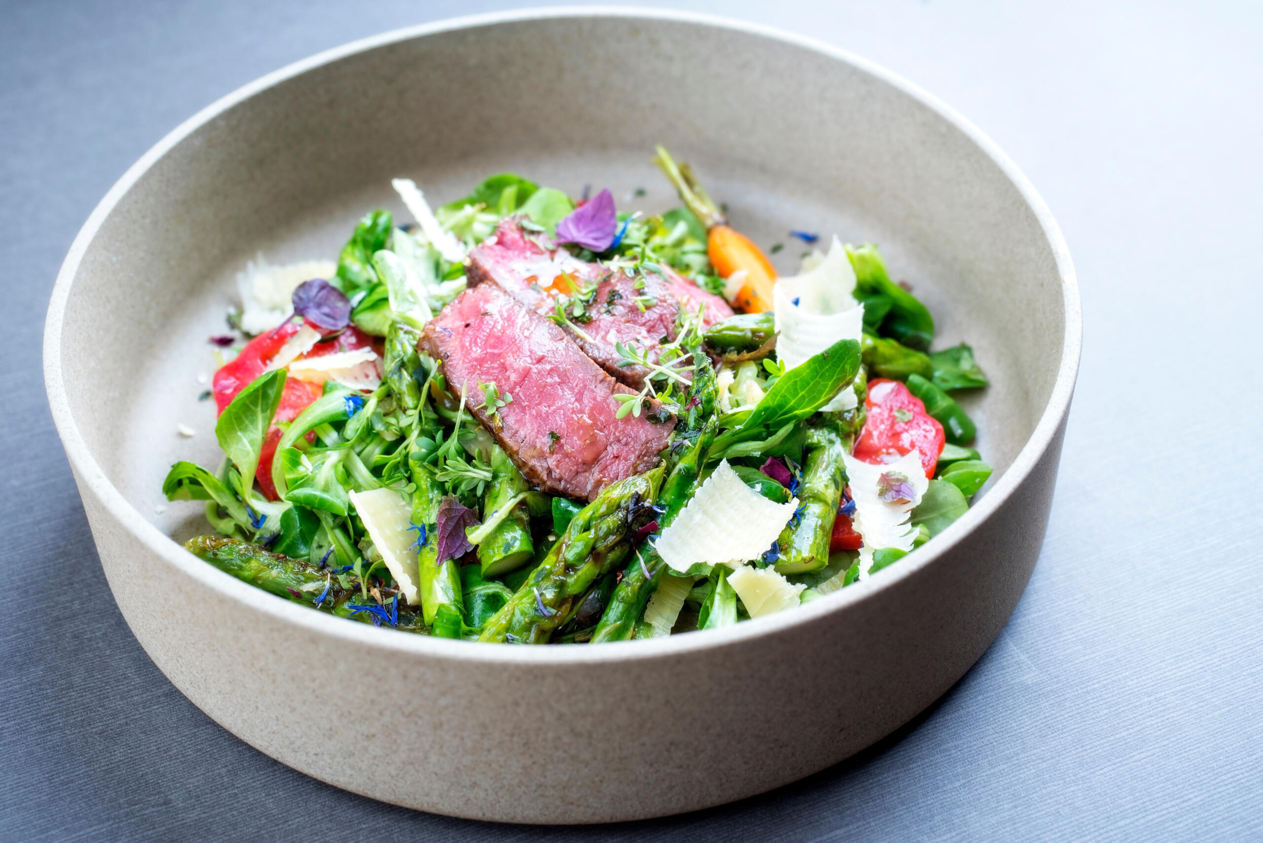 Frühlingssalat mit Dry Aged Rumpsteak, grünem Spargel und Parmesan ...